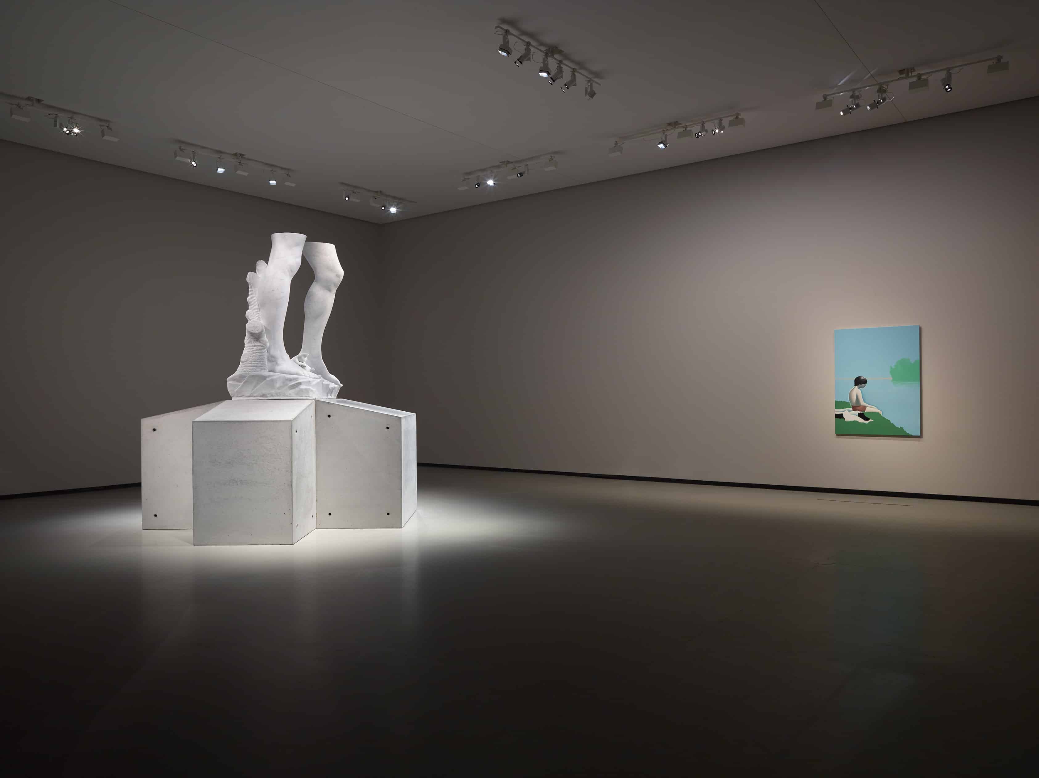 Adrián Villar Rojas et Wilhelm Sasnal, vue d’installation, accrochage "Au diapason du monde" - Nouvelle sélection de notre Collection, galerie 4, Fondation Louis Vuitton, Paris, du 11 avril au 27 août 2018. © Adrian Villar Rojas © Wilhelm Sasnal 2010-2018 © Fondation Louis Vuitton / Marc Domage