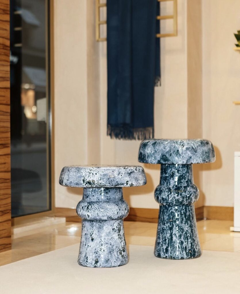 Vases bleus modernes sur meuble blanc - Accessoires décoration intérieur haut-de-gamme FCZA
