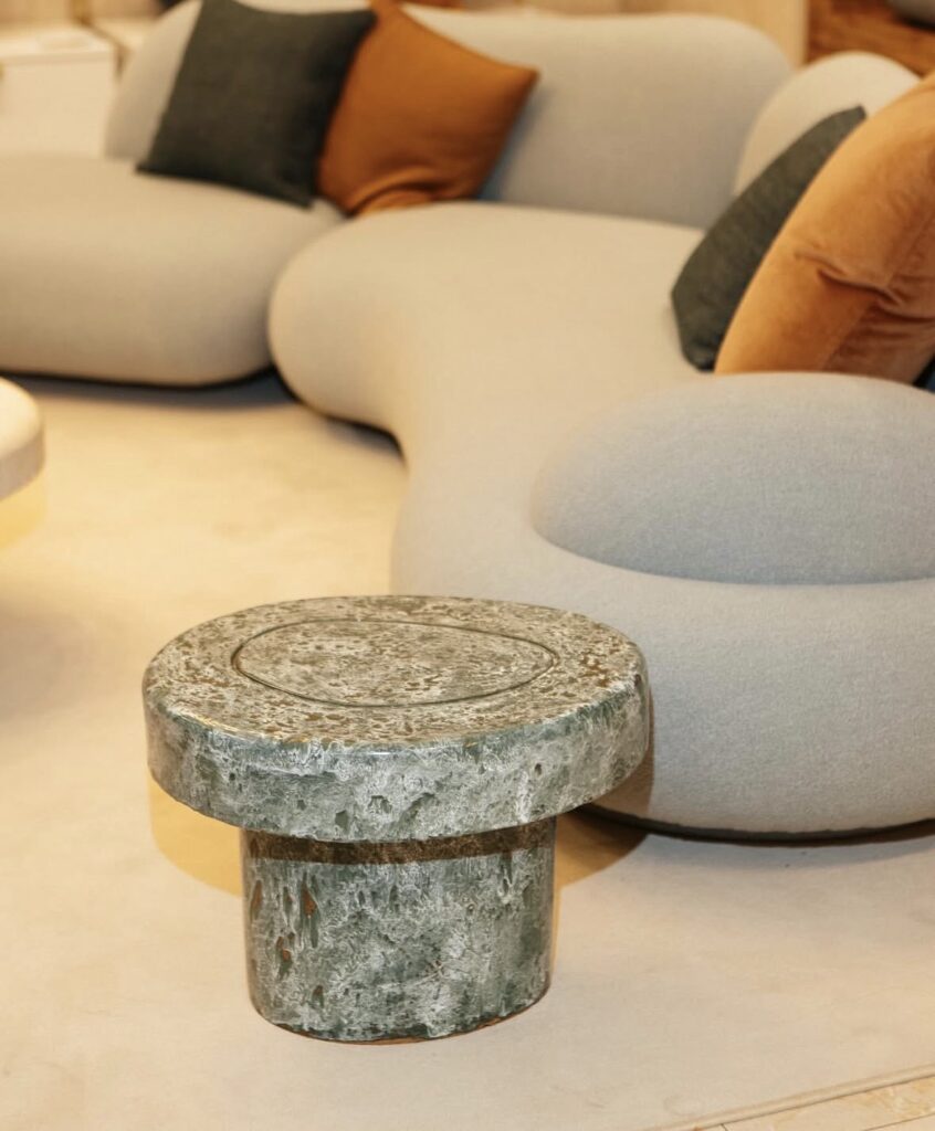 Pouf rond beige gris sur canapé crème avec coussins orange dans un salon design - Mobilier intérieur FCZA
