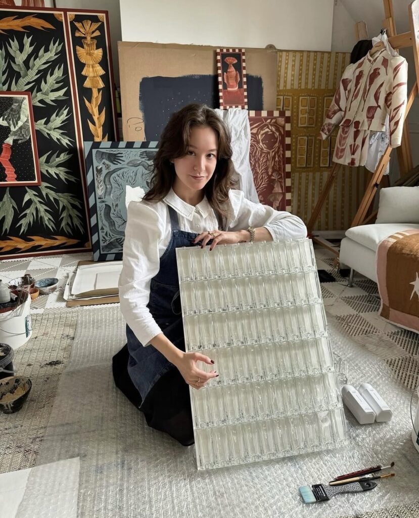Tiffany Bouelle artiste franco-japonaise dans la boutique Infiniment Coty rue des Blancs Manteaux