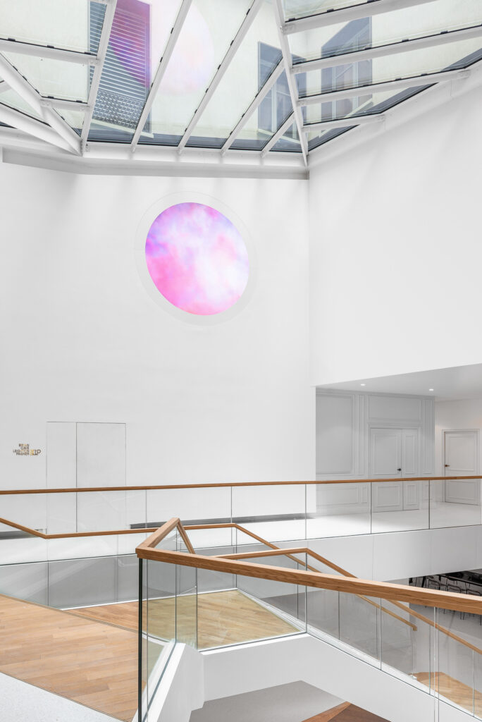 Œuvre d’art numérique Colorscape intégrée à l’architecture de l’atrium de l’immeuble Liberty – commande artistique sur mesure.